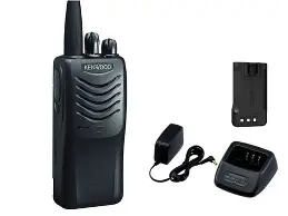 TK-3000-KV2 440-480 MHz, Práctico y Ligero, MIL-STD-810, 16 Canales, DTMF, IP54, VOX, Scan, Incluye antena, batería, cargador y clip